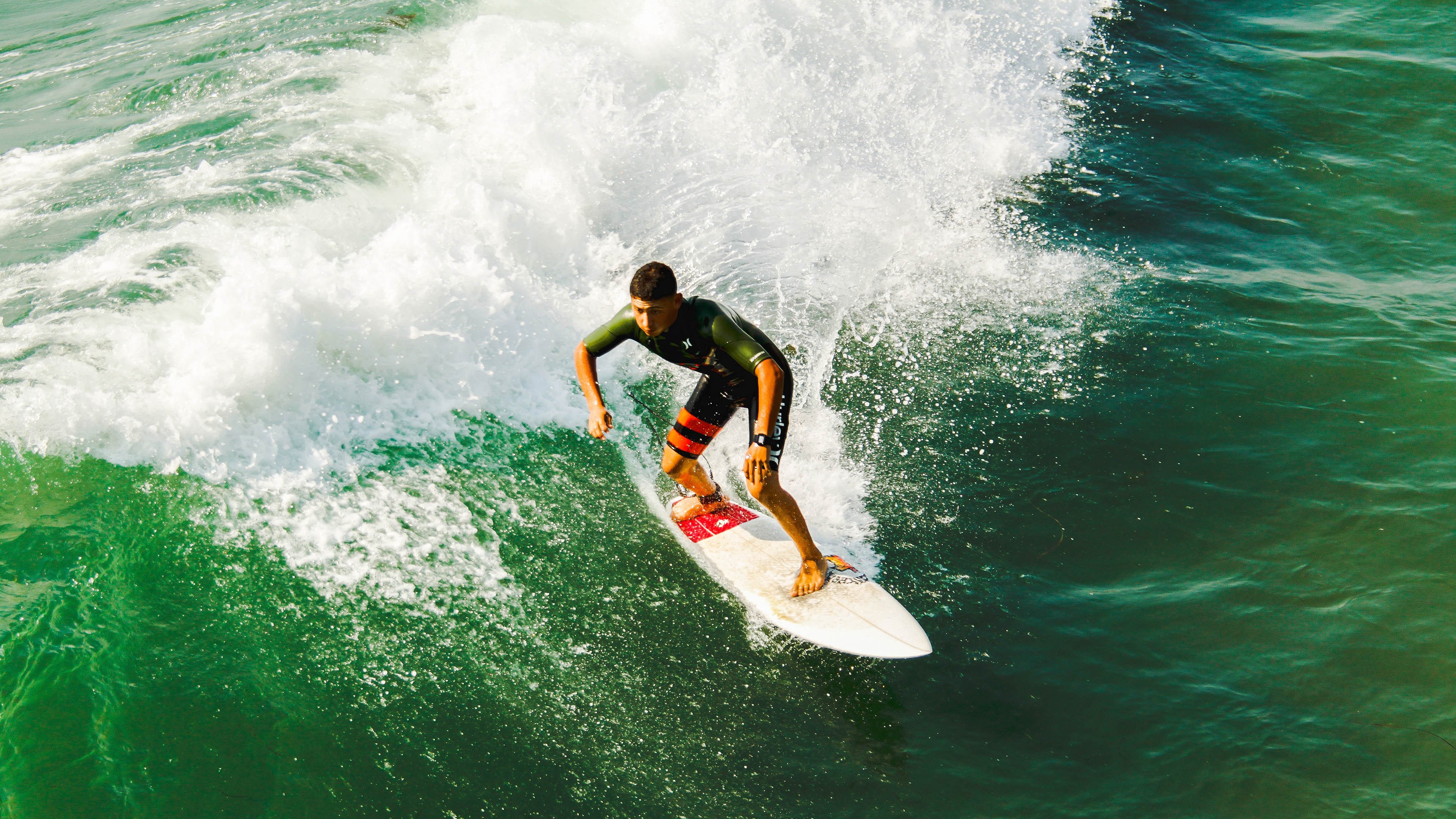 欧洲足球竞技赛事热火朝天，球迷狂热追赶，欧洲各种足球赛事
